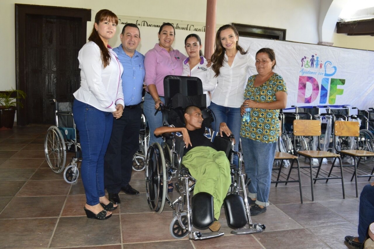 Discapacitados de Pericos y Melchor Ocampo reciben apoyos de DIF